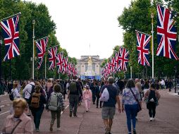 Miles de británicos asistieron a los festejos por los 70 años de reinado de Isabel II. AP/A. Pezzali