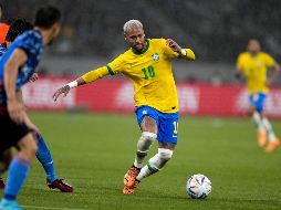 Neymar fue el encargado de convertir la pena máxima para adelantar a los suyos, y de paso recortar distancias ante la marca histórica de goles con la selección de Pelé, que le queda a solo tres tantos. EFE / F. Robinchon