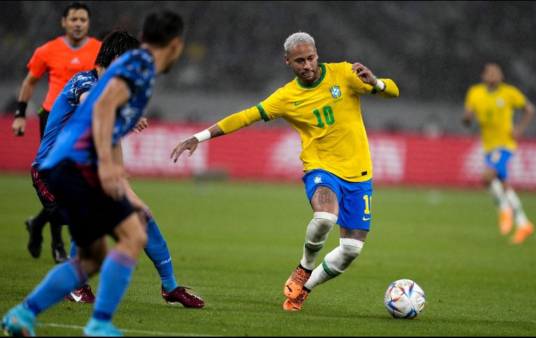 Neymar fue el encargado de convertir la pena máxima para adelantar a los suyos, y de paso recortar distancias ante la marca histórica de goles con la selección de Pelé, que le queda a solo tres tantos. EFE / F. Robinchon