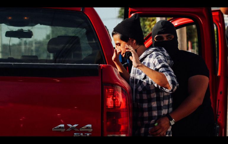 En junio de 2020, elementos de la Fiscalía de Jalisco vestidos de civiles subieron a camionetas sin logos a jóvenes que se manifestaban pacíficamente y los privaron de la libertad. EL INFORMADOR/ ARCHIVO