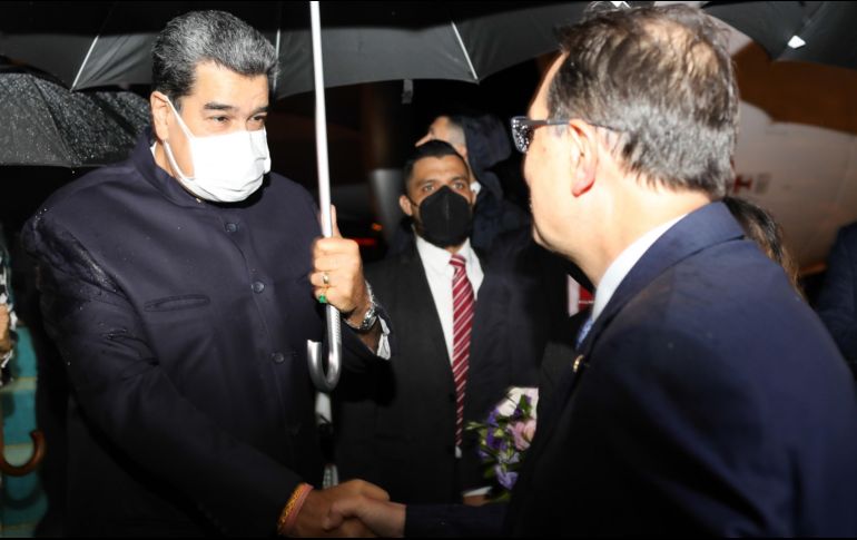 Fotografía cedida por la oficina de Prensa del Palacio de Miraflores donde se observa al presidente de Venezuela, Nicolás Maduro, a su llegada a la ciudad de Ankara. EFE/Prensa Miraflores