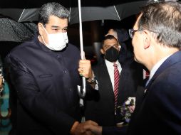 Fotografía cedida por la oficina de Prensa del Palacio de Miraflores donde se observa al presidente de Venezuela, Nicolás Maduro, a su llegada a la ciudad de Ankara. EFE/Prensa Miraflores