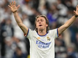 Luka Modric cumplirá así once temporadas en el club merengue, en las que se ha convertido en una pieza fundamental del medio campo. AFP / ARCHIVO