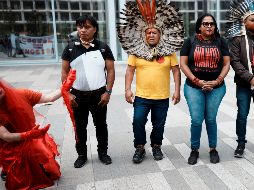 Grupos ambientalistas y representantes de la comunidad indígena de Brasil protestaron frente al principal juzgado de París, instando a un juicio rápido ligado a la deforestación y la apropiación de tierras en la selva amazónica. AP/T. Camus