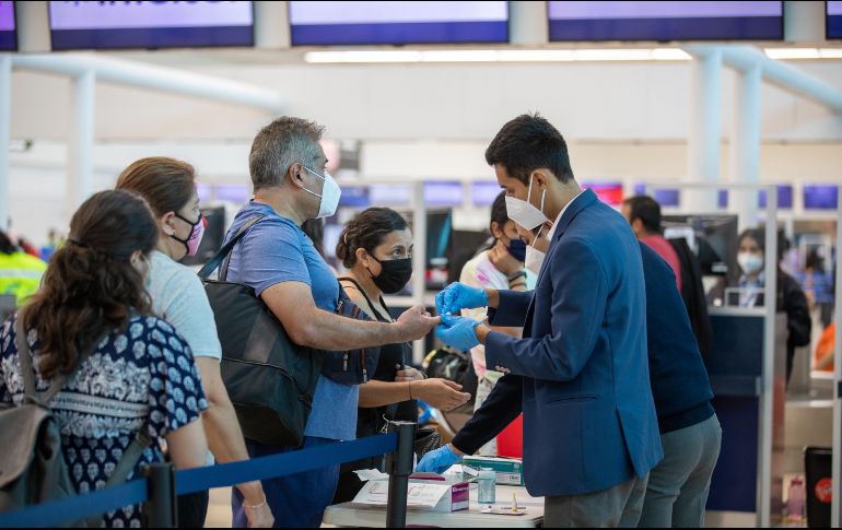 El gobierno de Biden implementó el requisito de las pruebas COVID el año pasado, el mandato vencerá en el primer minuto del domingo 12 de junio. EL INFORMADOR/ARCHIVO