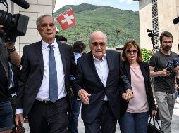 Josep Blatter (centro) niega haber cometido crimen alguno. AFP/F. Coffrini