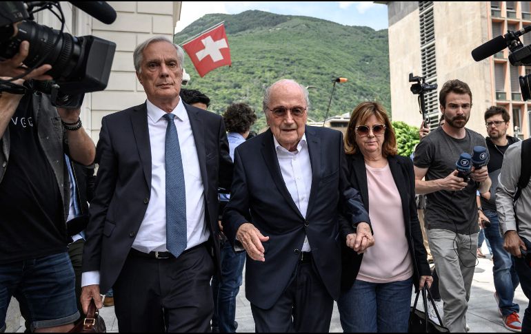 Josep Blatter (centro) niega haber cometido crimen alguno. AFP/F. Coffrini