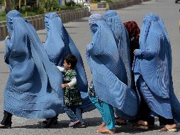 Tras su regreso al poder en agosto, el grupo talibán emitió una orden para que las mujeres cubran completamente su cuerpo y su rostro en público. AFP / ARCHIVO