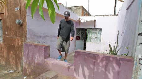 Guillermo Lemus levantó sus bardas un metro para evitar que vuelva a entrar el agua a su hogar. EL INFORMADOR/A. Camacho