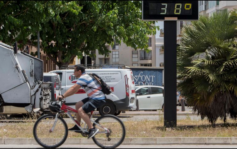 Vista de un termómetro que marca 38 grados en Mahón, Menorca, este viernes, en España. EFE/D. Arquimbau