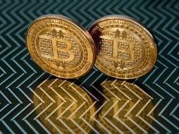 Desde su máximo histórico establecido en noviembre de 2021, el bitcoin se ha desplomado 73 por ciento. AFP/ARCHIVO