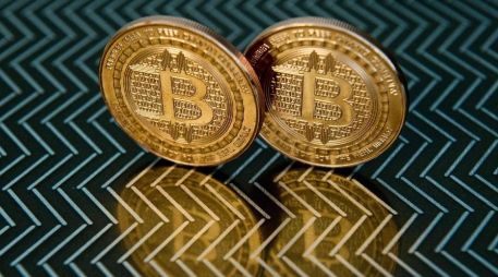 Desde su máximo histórico establecido en noviembre de 2021, el bitcoin se ha desplomado 73 por ciento. AFP/ARCHIVO