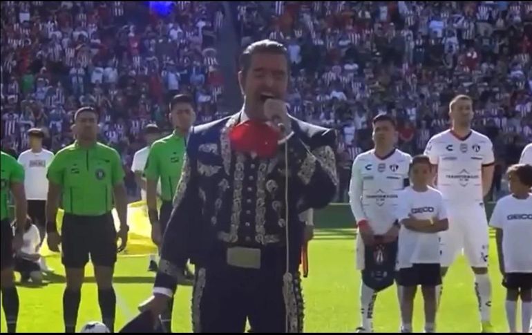 No es la primera vez que Pablo Montero se equivoca en el Himno. ESPECIAL