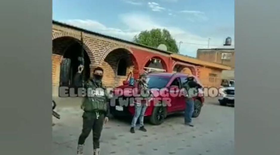 Se difundió un video con 25 hombres con armas largas y chalecos en Tizapán el Alto. ESPECIAL