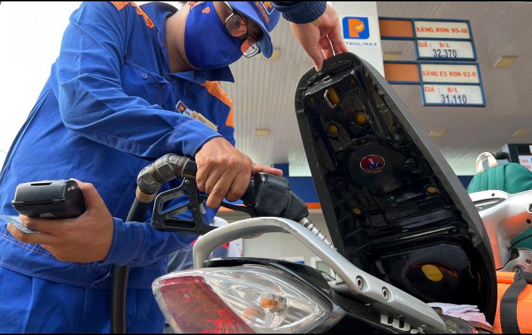 Un asistente bombea gasolina a una moto en Hanói. En todo el mundo, los conductores están repensando sus hábitos y finanzas personales en medio de los precios vertiginosos de la gasolina y el diésel. AP/H. Dinh