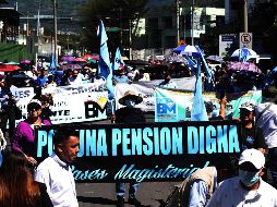 Exigen al gobierno del presidente Nayib Bukele una reforma integral del sistema de pensiones para tener un retiro digno. EFE/M. Lemus