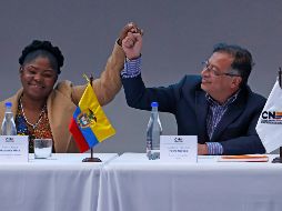 Gustavo Petro y Francia Márquez celebran durante el acto en el que reciben las credenciales que los acreditan como presidente y vicepresidenta de Colombia. EFE/M. Dueñas