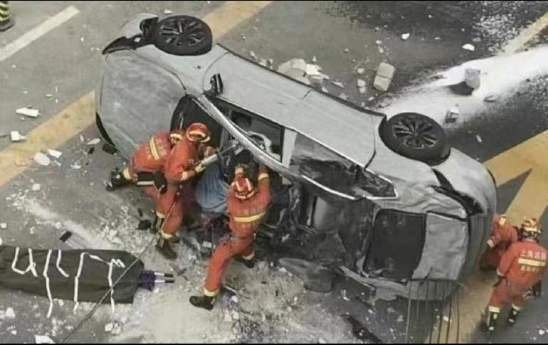Dos personas murieron en el interior del vehículo murieron en el accidente de Shanghái.  WEIBO