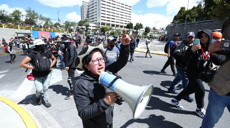 Manifestantes exigen el cumplimiento de diez puntos de su pliego petitorio. EFE