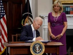 El presidente de Estados Unidos, Joe Biden, firma la Ley Bipartidista de Comunidades más Seguras en la Casa Blanca, en Washington. EFE / Y. Gripas