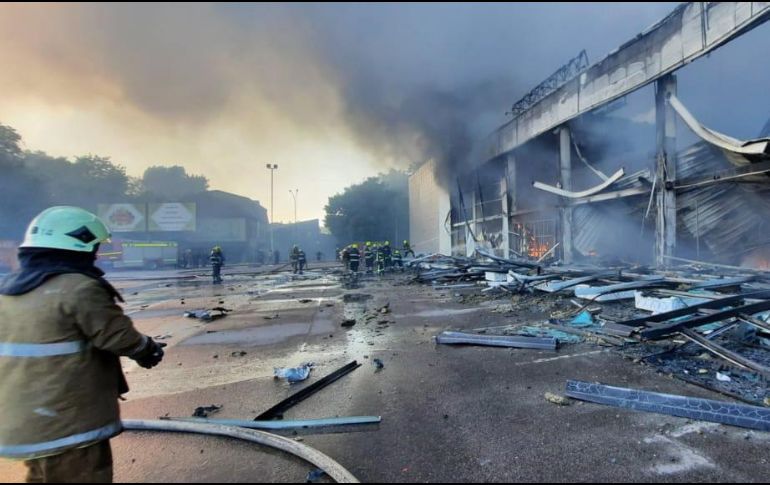 Bomberos intentan apagar las llamas del centro comercical en Ucrania. EFE