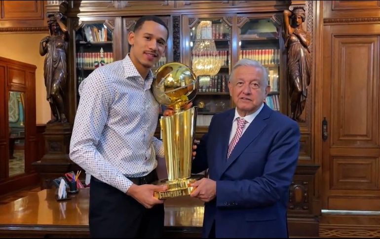 Juan Toscano llevó el trofeo de campeones de la NBA a las oficinas de Palacio Nacional. ESPECIAL