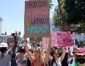 Cientos de personas se manifiestan en Los Ángeles contra la anulación de la sentencia "Roe v. Wade". AP/D. Dovarganes