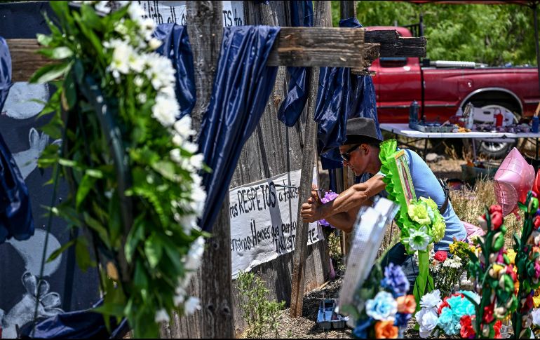 Un hombre deja un mensaje en un memorial instalado en honor a los migrantes que murieron en Texas. AFP/C. Khanna