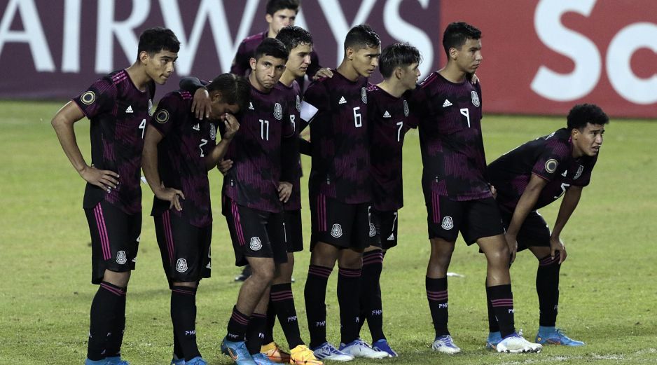 Tras fallar 4 de sus 5 penales, la Selección Mexicana perdió 2-1 ante Guatemala. EFE/J. Valle