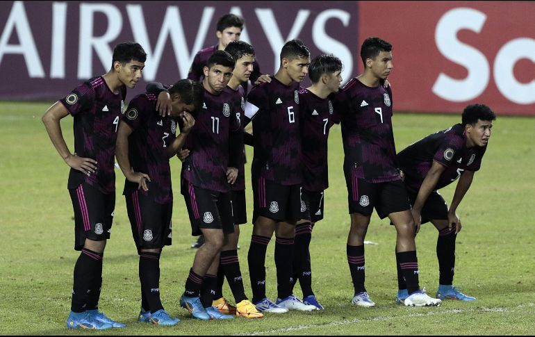 Tras fallar 4 de sus 5 penales, la Selección Mexicana perdió 2-1 ante Guatemala. EFE/J. Valle