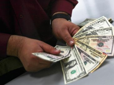 El dólar al menudeo se vende en las ventanillas de los bancos en 20.85 pesos, cifra 1.16% o 28 centavos por arriba del cierre del jueves. NTX / ARCHIVO