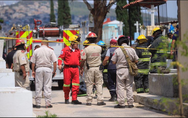 El cuerpo fue extraído con ayuda de Bomberos de Guadalajara, debido a que estaba a dos metros de profundidad. CORTESÍA