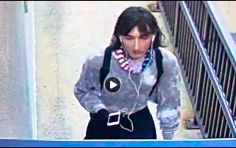 Robert Crimo se vistió de mujer para ocultar su identidad, y es posible que se haya puesto una peluca de cabello largo para esconder los tatuajes de su rostro. AP/Lake County Major Crime Task Force