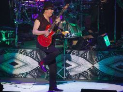 Carlos Santana se ha convertido en tendencia por desvanecerse en pleno concierto. EL INFORMADOR / ARCHIVO