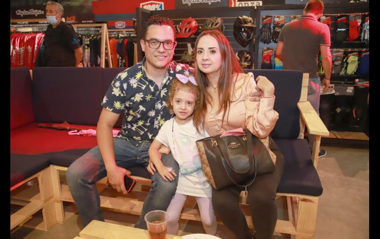Enrique Bustos, Galilea Bustos y Diana Ruiz. GENTE BIEN JALISCO/Antonio Martínez
