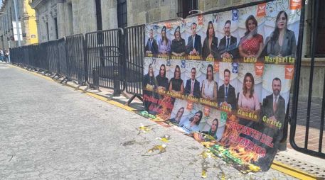 Con huevazos, protestan afuera del Congreso de Jalisco contra verificación vehicular