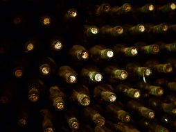 Como a todas las personas que visitan el lugar, se les ofreció un recorrido por la exclusiva bodega de vinos. AFP / ARCHIVO