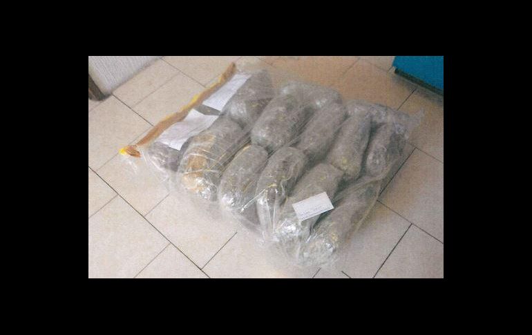 Autoridades aseguraron 15 paquetes con un kilogramo de mariguana cada uno. ESPECIAL/FGR