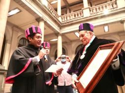 Pablo Robles recibió el premio por parte de la Unión Hispano Mundial de Escritores y la organización Mil Mentes por México Internacional. ESPECIAL