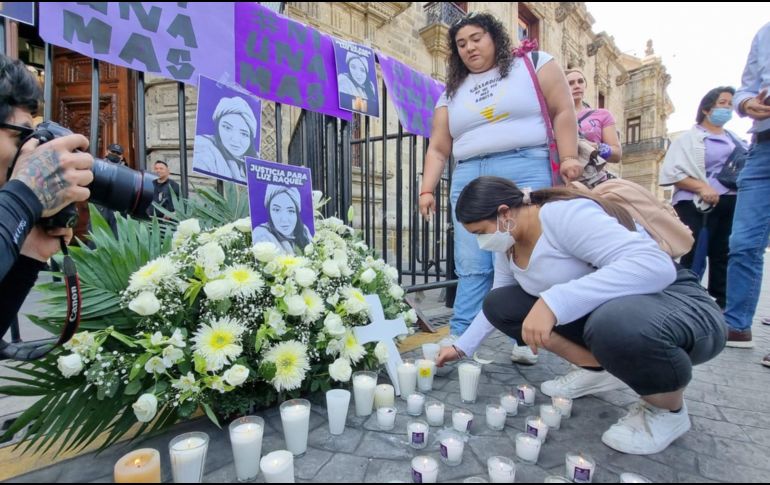 Las manifestantes colocaron un altar en honor a Luz Raquel. EL INFORMADOR / G. Gallo