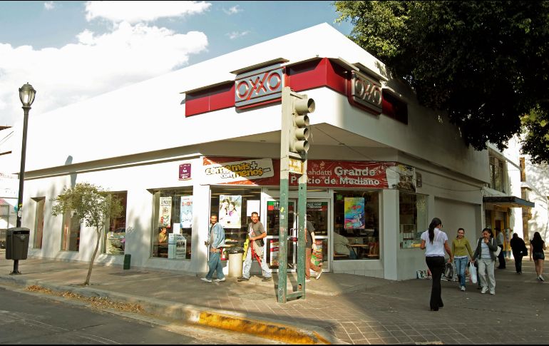 De acuerdo con Femsa, el ticket promedio en Oxxo creció 11.8%, con lo que los clientes aumentaron su gasto en dichos establecimientos de 44.8 a 50.1 pesos. EL INFORMADOR / ARCHIVO