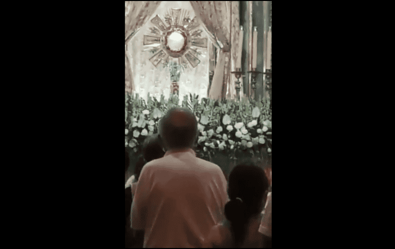 El video rápidamente fue compartido en redes sociales, donde cientos de fieles hicieron sus declaraciones, sorprendidos por el milagro de la hostia que 