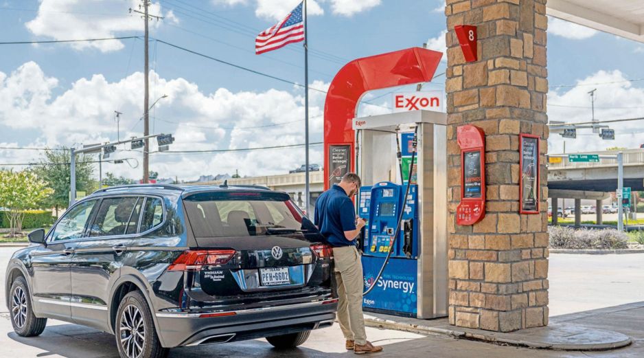 Los estadounidenses priorizaron sus compras de gasolina y combustibles, a pesar de la crisis. AFP