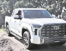 Con una enorme parrilla y una buena capacidad para andar en terracería llega la nueva Tundra; así, Toyota puso a prueba sus “indestructibles”. EL INFORMADOR/M. Castillo