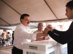 Carlos Lomelí asistió a emitir su voto. ESPECIAL