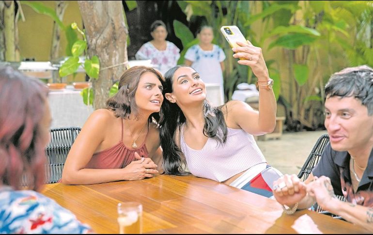 Al centro: Aislinn Derbez y Renata Notni, junto a Gil Cerezo (a la derecha), en una escena de la cinta. CORTESÍA/ Netflix