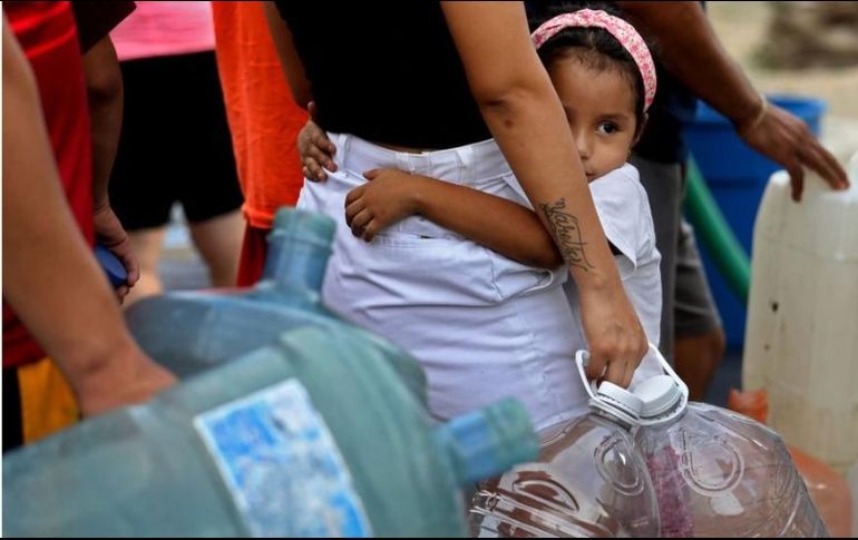 Las filas de personas esperando para llenar de agua cubos y botellas son habituales desde hace meses en la zona metropolitana de Monterrey. GETTY
