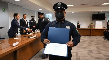 Siete oficiales recibieron uniformes y otros veinte elementos están a la espera de conocer los resultados de su examen Ceneval. ESPECIAL/Gobierno de Tlajomulco
