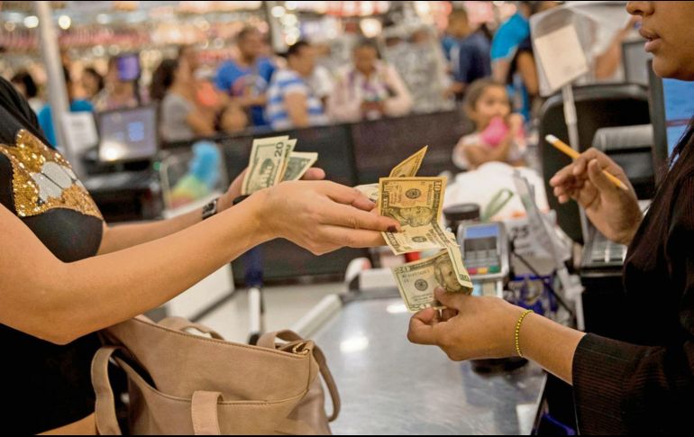 El envío de dólares a Jalisco desde EU es una fortaleza para la economía local. EL INFORMADOR/ Archivo