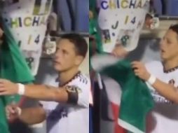 El video está circulando por redes sociales y se aprecia como Javier Hernández le dice al aficionado que le da la Bandera que no se la puede firmar y luego la tira al piso. ESPECIAL